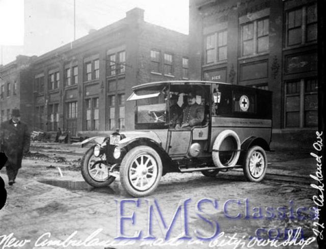 1910sChicagoPoliceAmbulance,ChicagoIL,photoJohnRabold.jpg