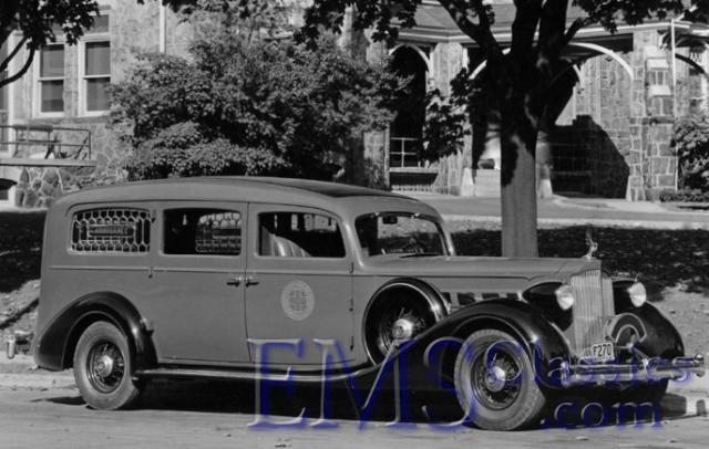 1935Henney,notelightedsigninfrontofgrille,photoSteveLoftin.jpg