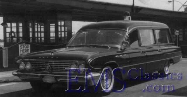 1961NationalBuick,enteringintoCanadawithQuebeclicenseplates,photoWaltMcCallx.jpg