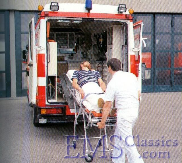 1980sBinzMercedes,DoctorsEmergencyAmbulance02.jpg