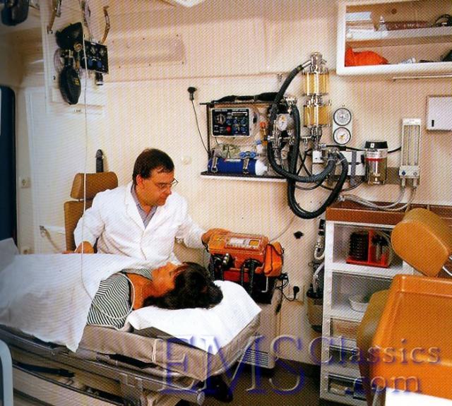 1980sMercedesDoctorsEmergencyAmbulance03.jpg