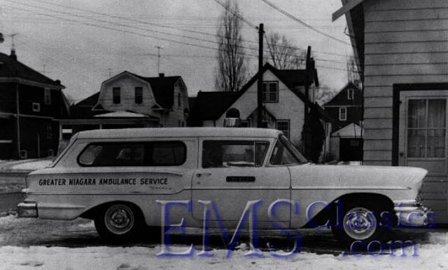 x1958Pontiac,Gunning,Niagara,phNiagaraFallsLibrary.jpg