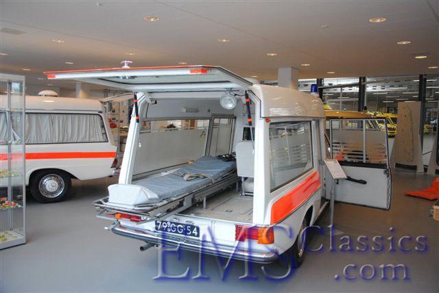 x1975VisserMercedesLEIDENambulancemuseum,phPietHoving.jpg